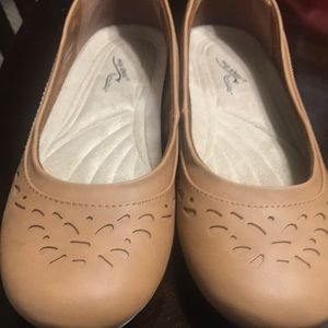 Casy Street Comfort Wave flat mustard shoes 8M